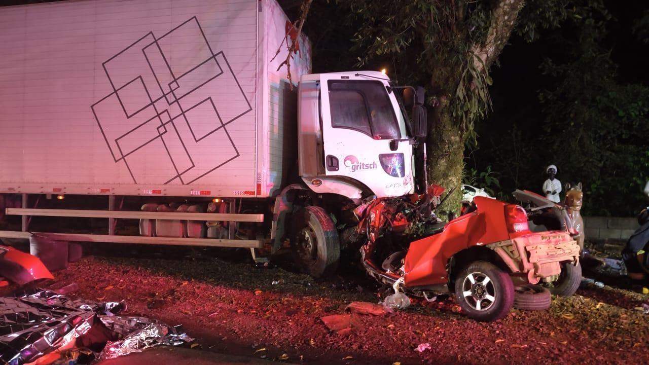 Três homens morrem em grave acidente na BR-470, em Apiúna