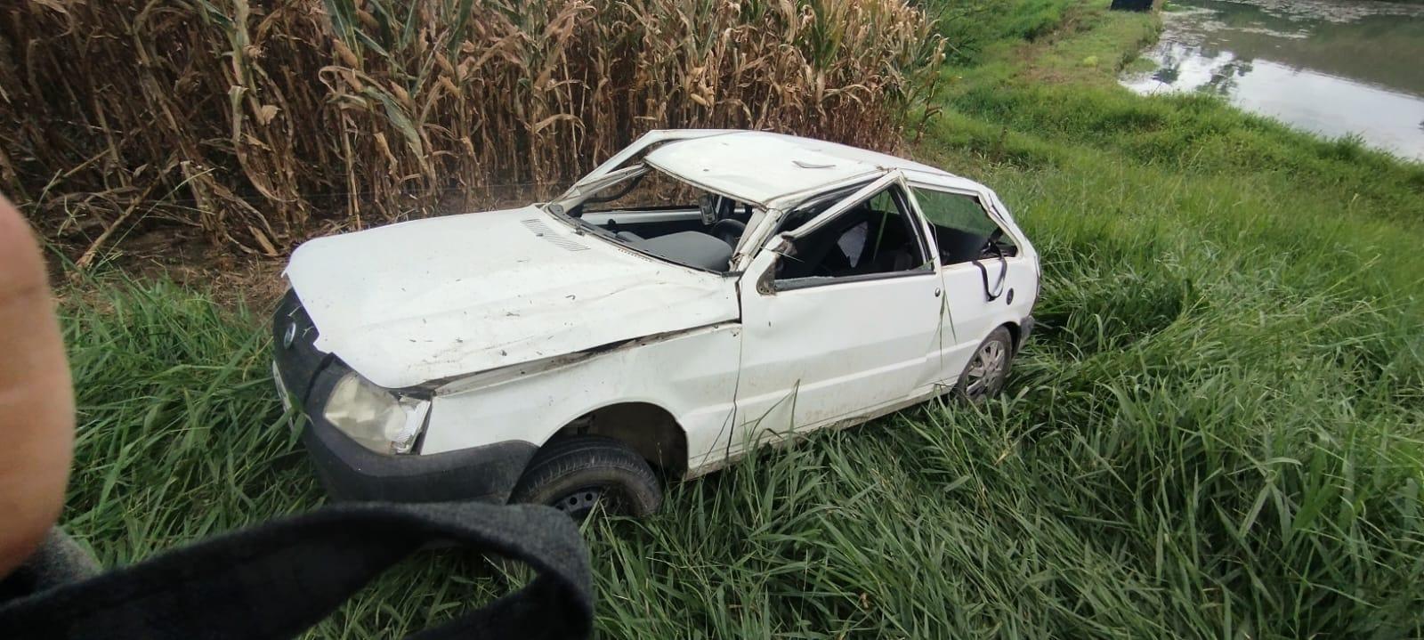 Três pessoas ficam feridas após capotamento de veículo em uma ribanceira em Ituporanga