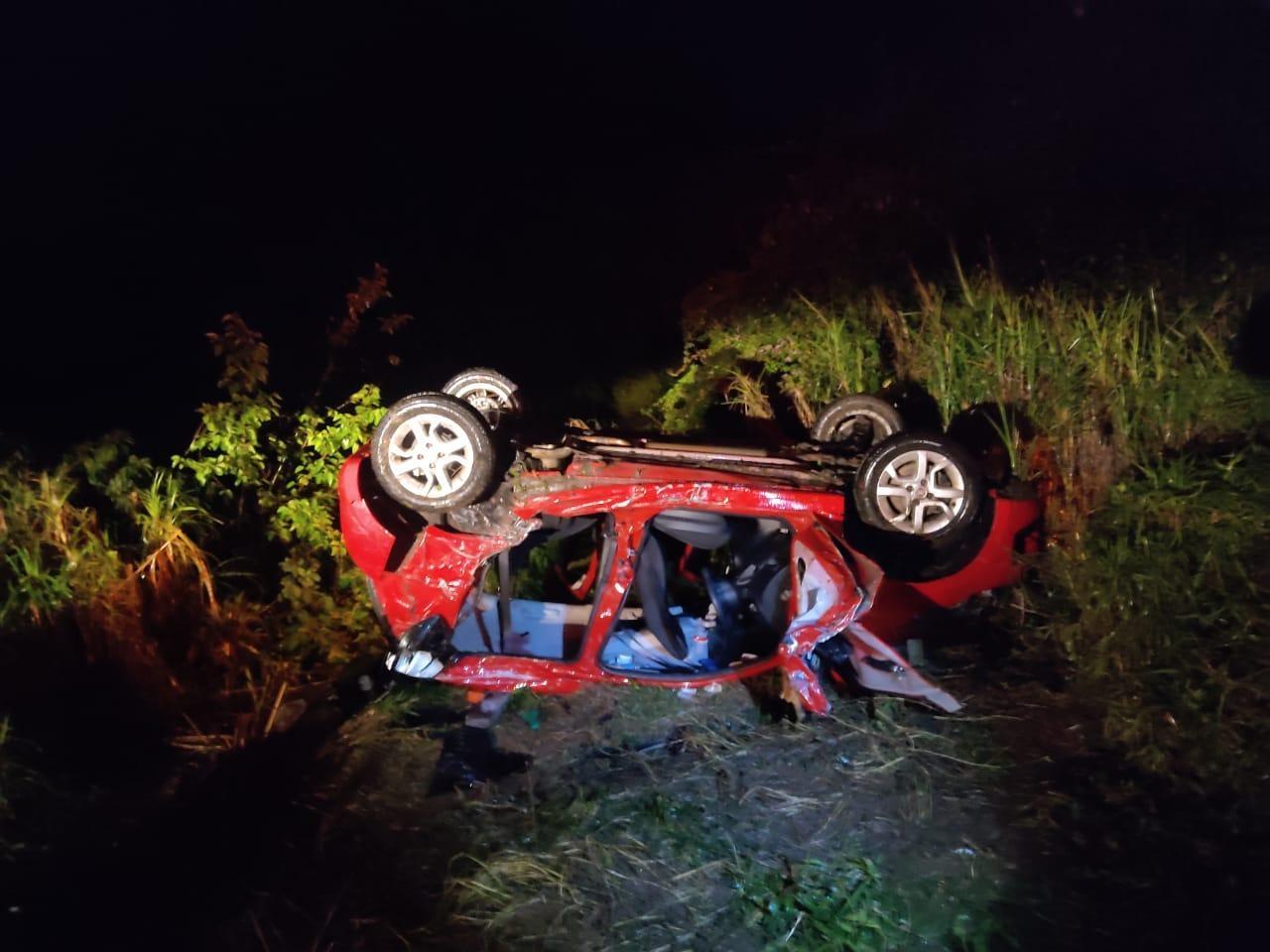 Três pessoas ficam feridas em batida e capotamento de veículo em Agronômica