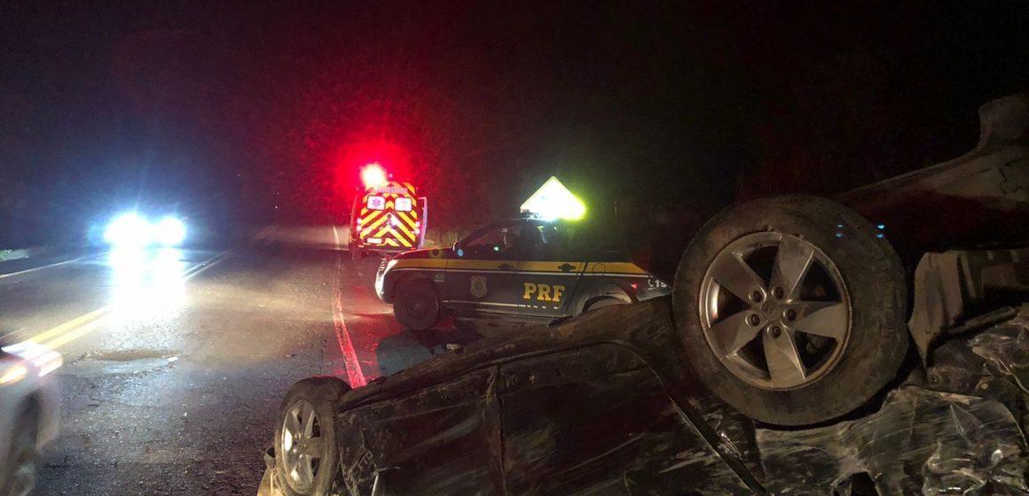 Três pessoas ficam feridas em capotamento na BR-470 em Pouso Redondo 