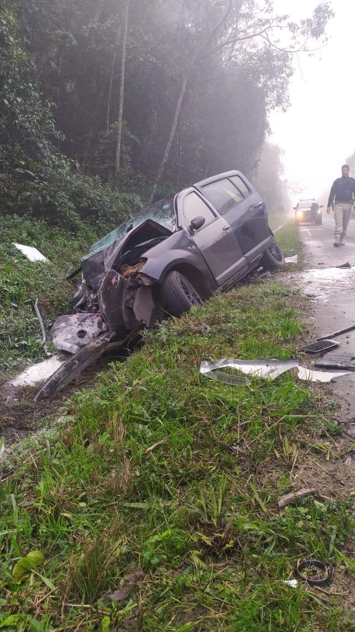 Três pessoas ficam gravemente feridas em acidente na BR-470 na manhã desta quarta-feira (28)
