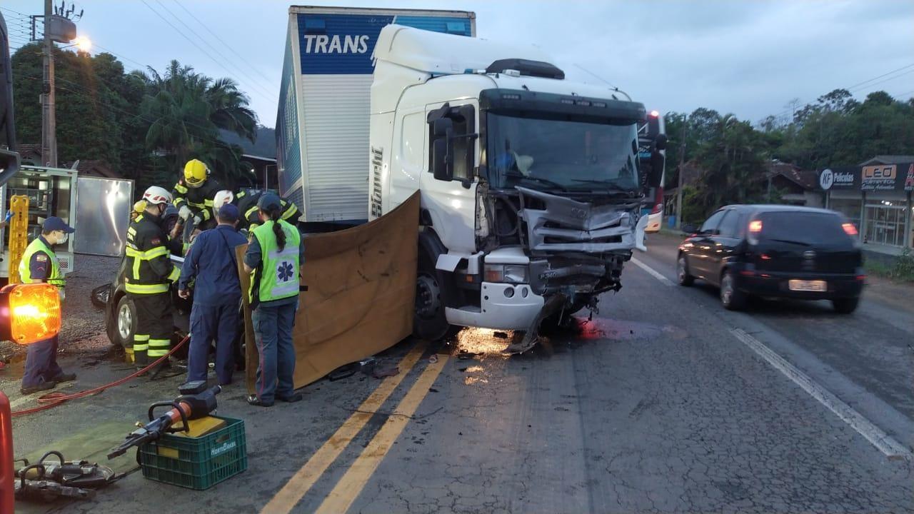 Três pessoas morrem em grave acidente na BR-470