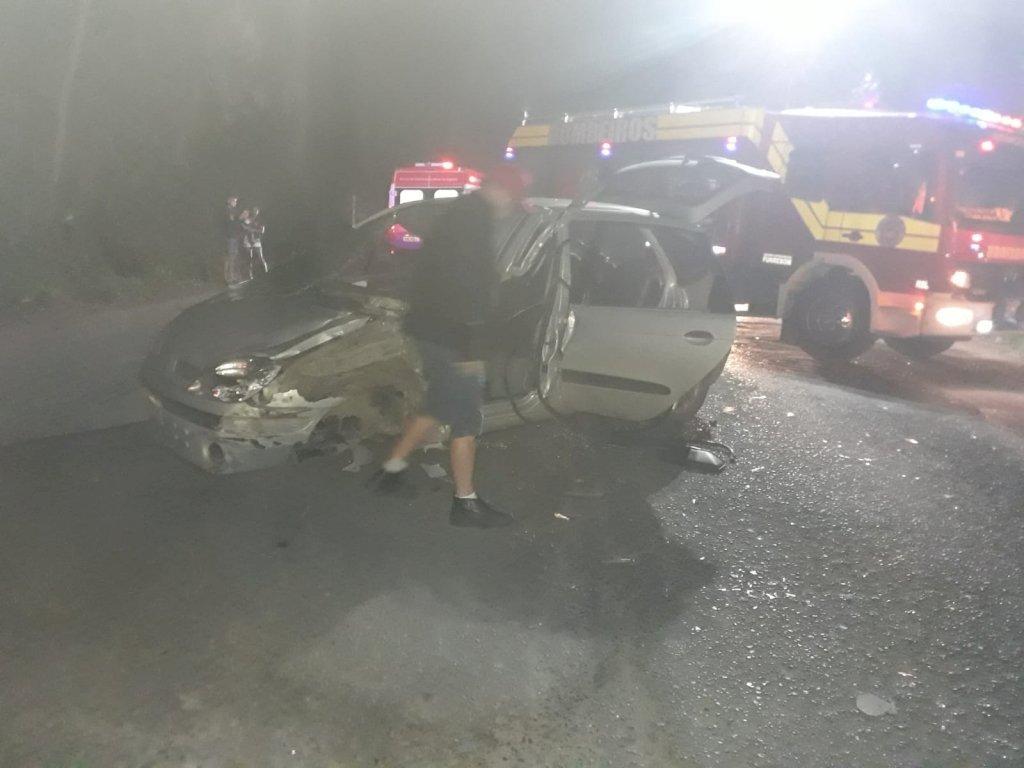 Três veículos e uma moto colidem na BR-470 e deixa três feridos 