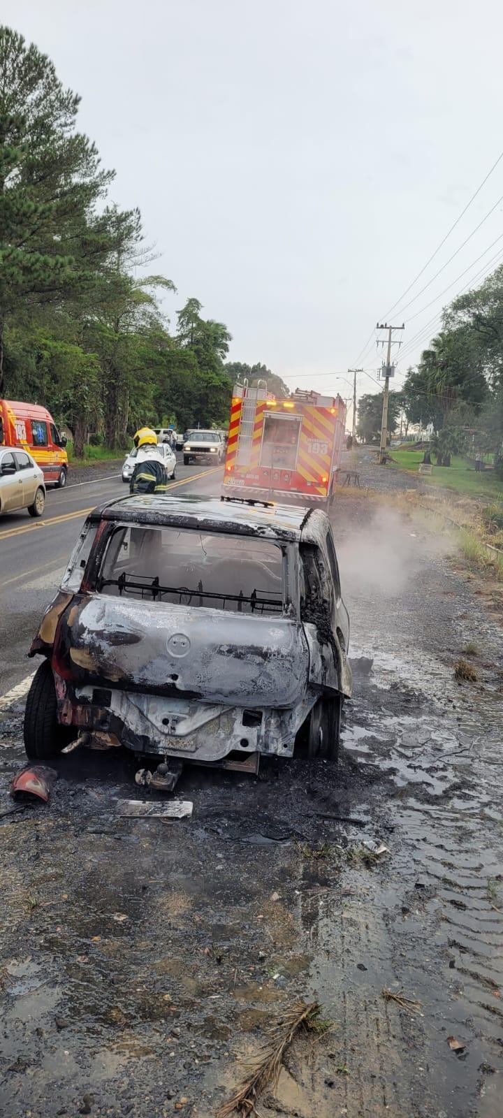 Três veículos ficam destruídos após pegarem fogo