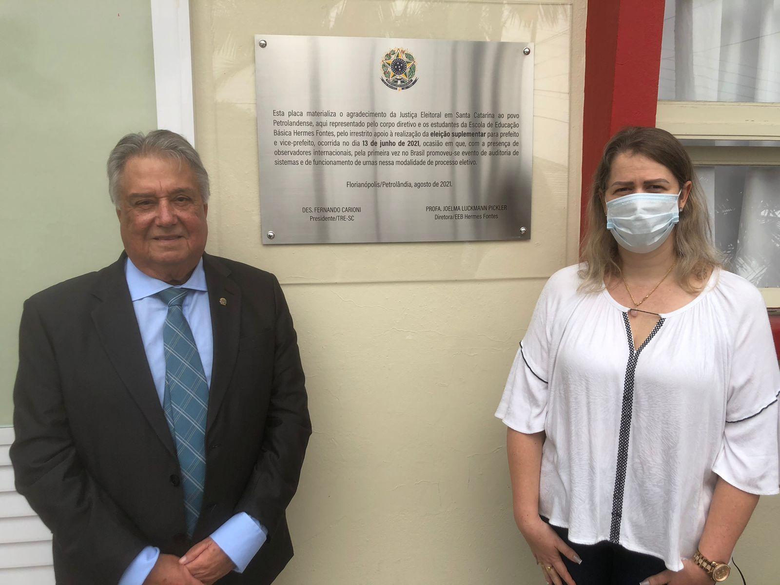 Tribunal Regional Eleitoral entrega placa de agradecimento em Petrolândia