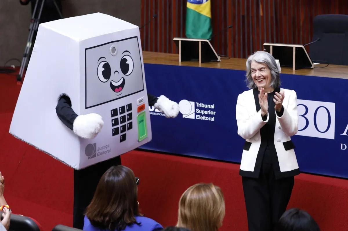TSE celebra 30 anos da urna eletrônica e lança mascote