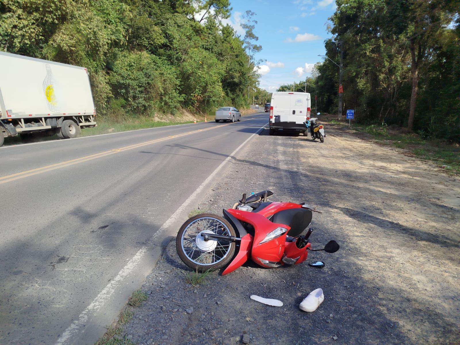 Ultrapassagem irregular causa acidente com motociclista ferida em Ituporanga