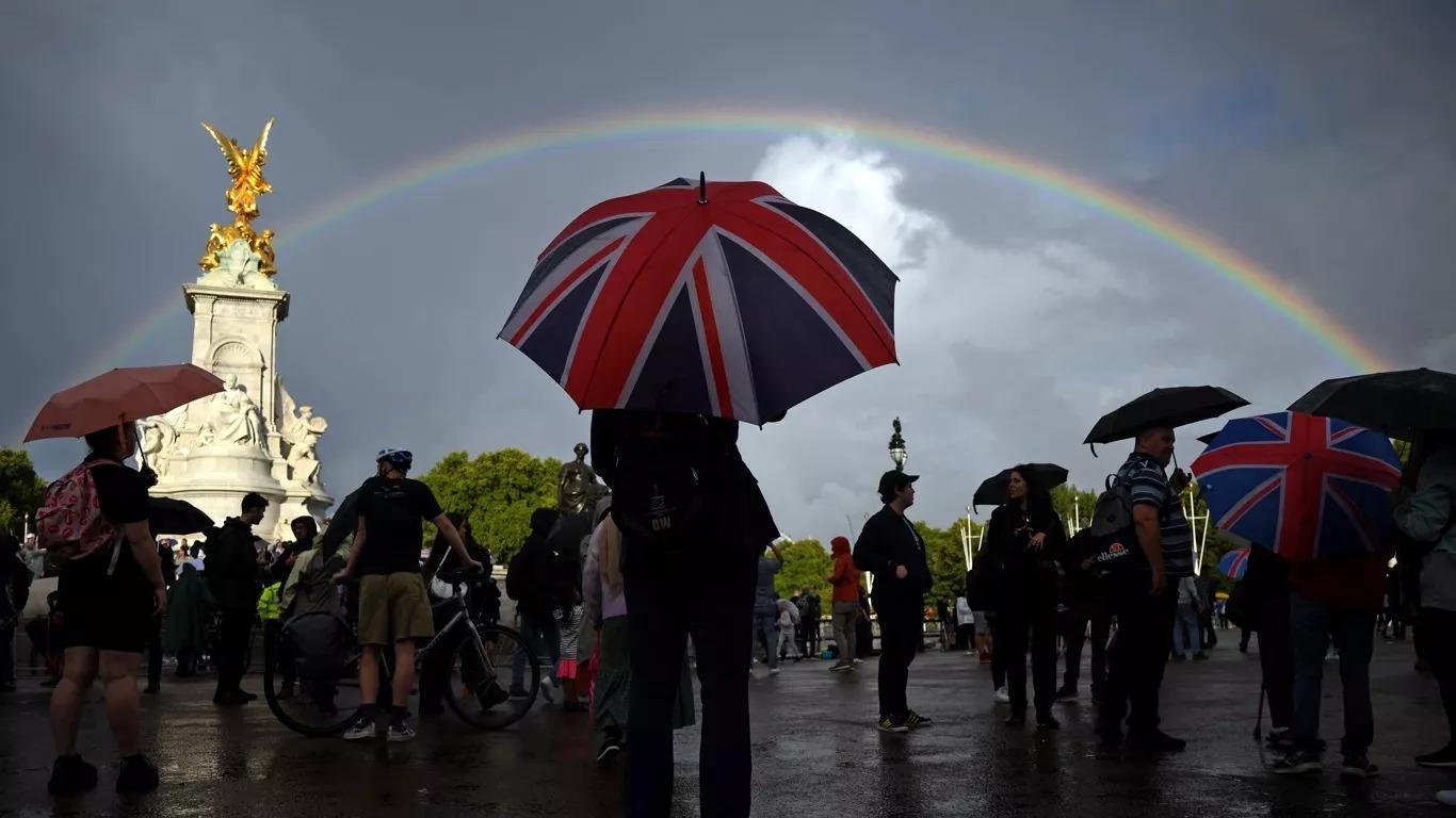 Um arco-íris duplo se formou sobre Londres seguindo-se à forte pancada de chuva minutos depois do anúncio da morte da rainha