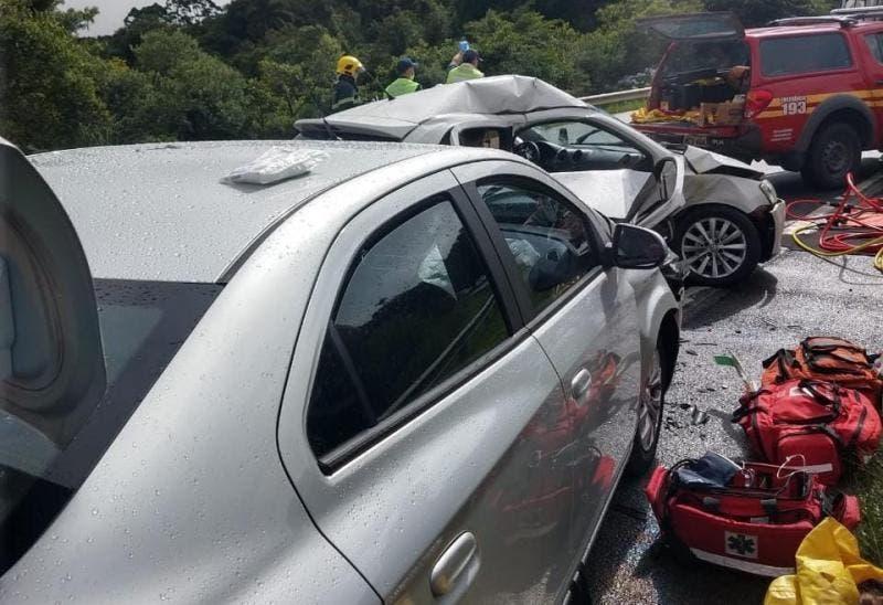 Uma pessoa morre e 6 ficam feridas em acidente na BR-282, em Rancho Queimado
