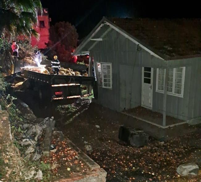URGENTE: Caminhão desgovernado atinge casa parcialmente em Ituporanga