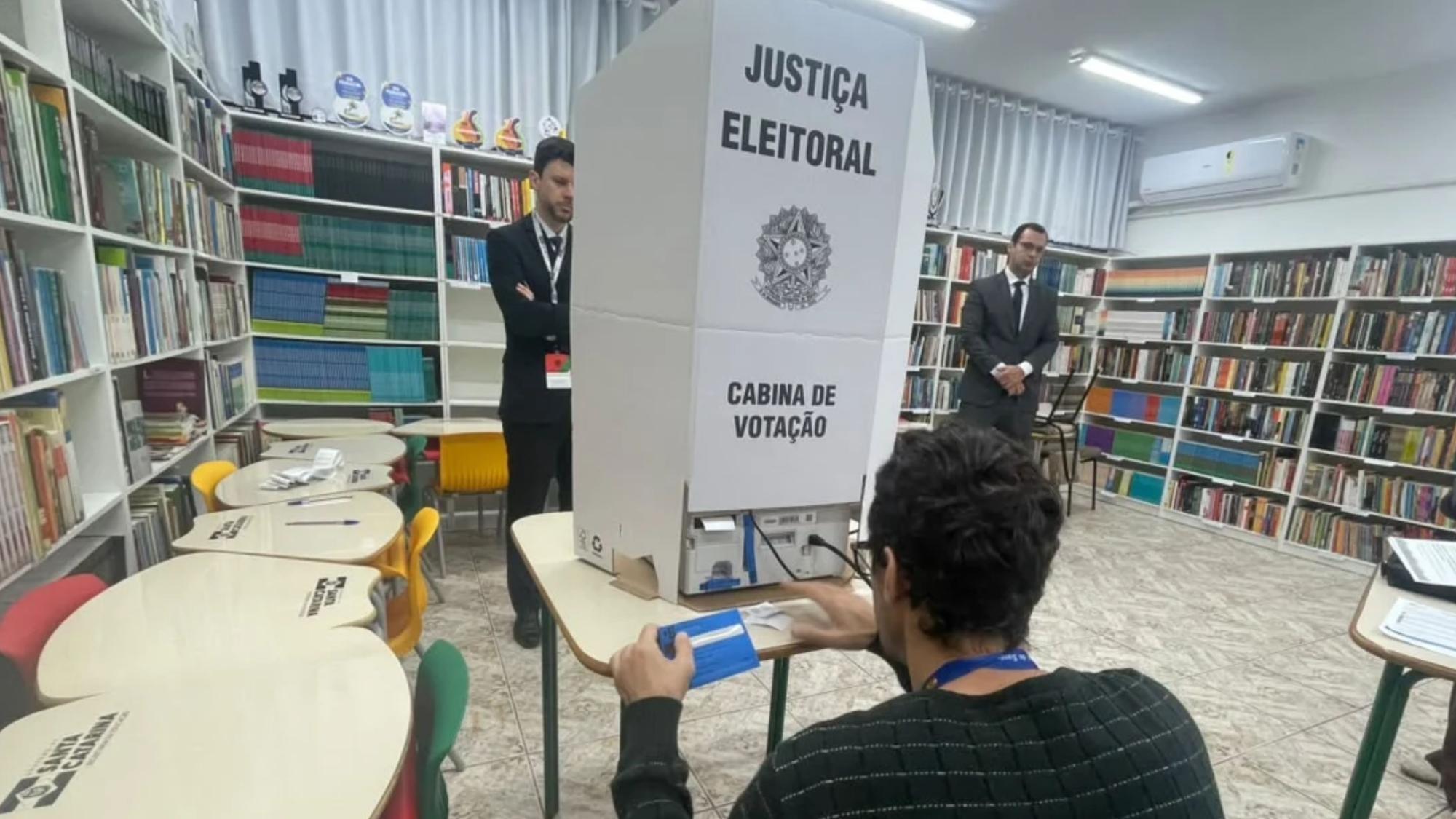 Urna de Ituporanga passa por teste de autenticidade antes do início da votação
