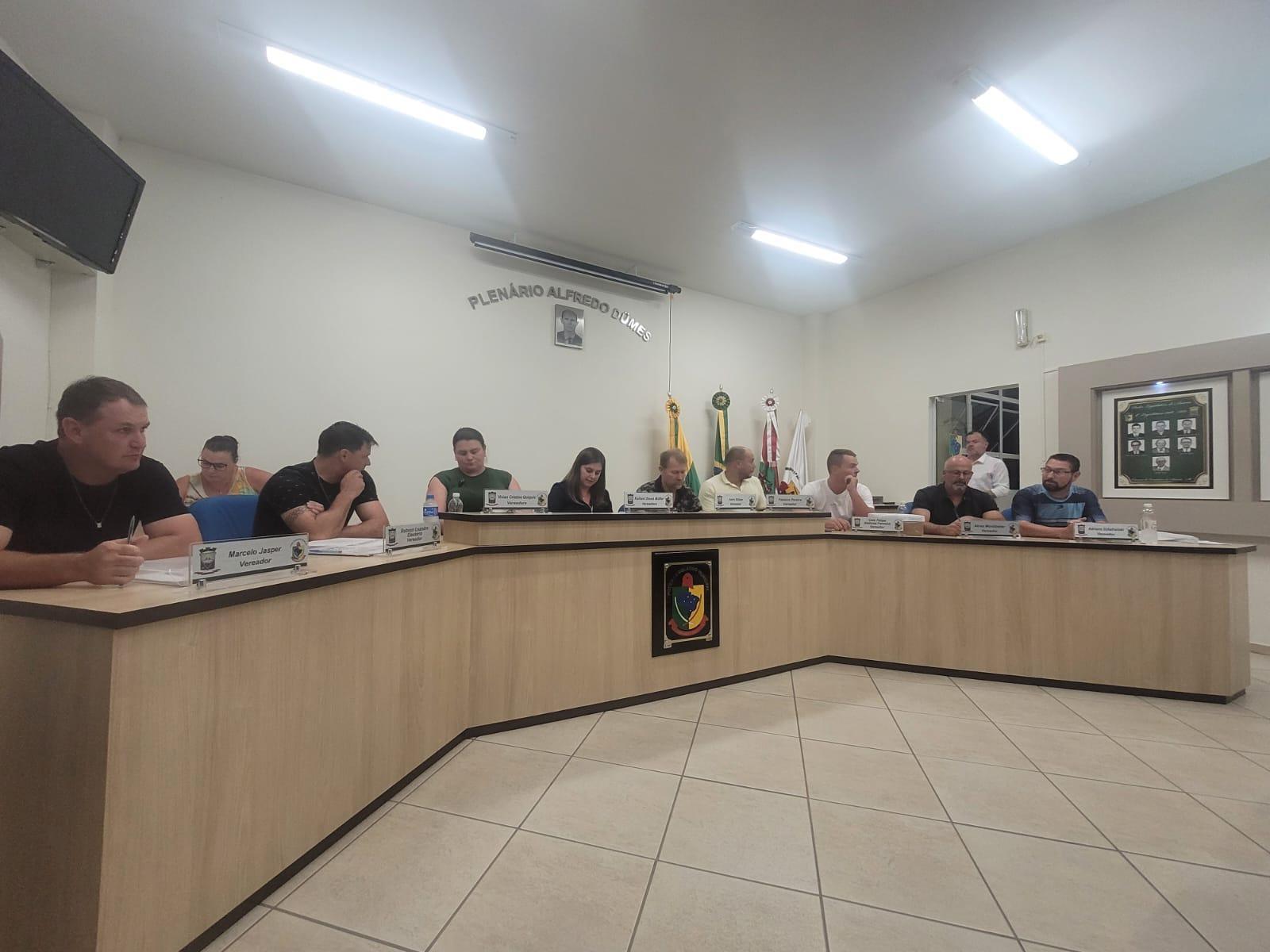 Uso de cartão corporativo em nome de ex-secretário municipal gera discussão na Câmara de Vereadores de Aurora