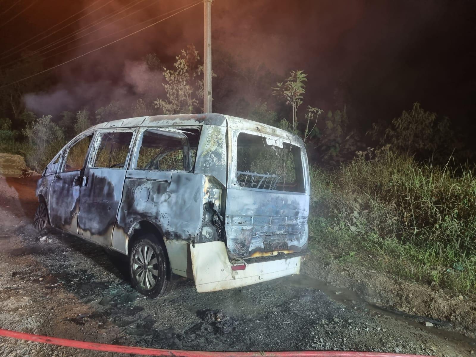 Van fica destruída após pegar fogo
