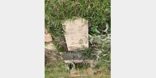 Vândalos depredam cemitério histórico no Alto Vale