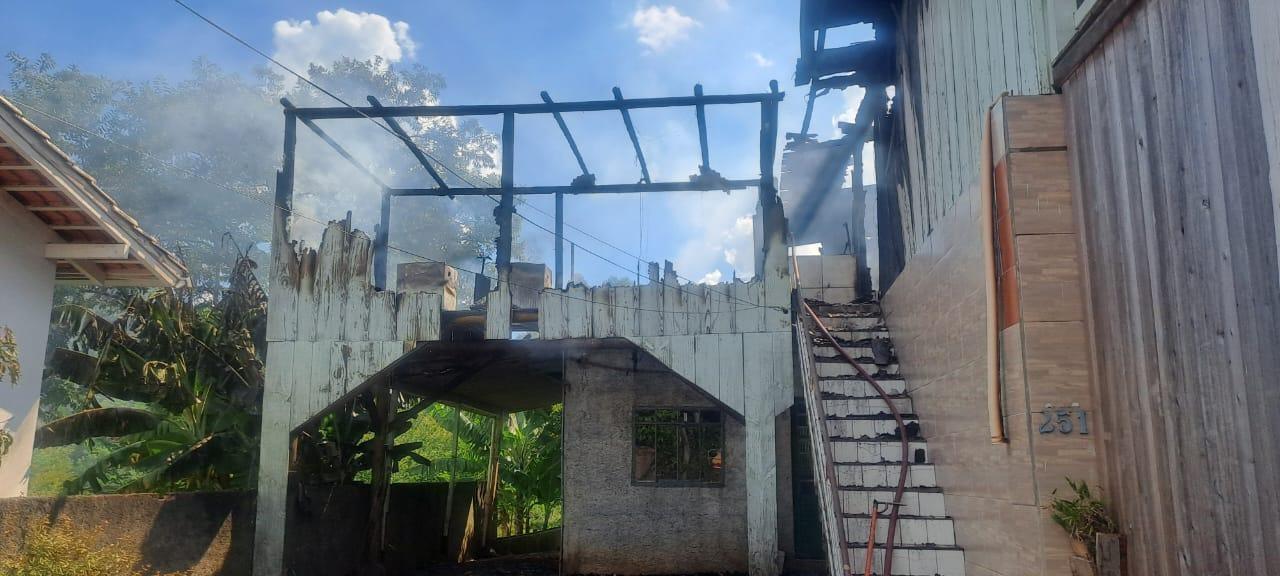 Vazamento de gás causa incêndio em residência em Rio do Sul