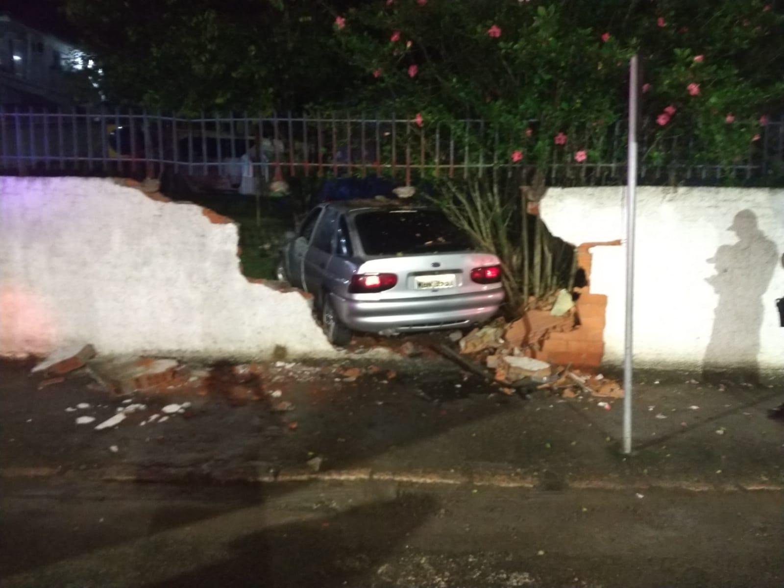 Veículo atravessa muro de jardim de infância e motorista fica ferido