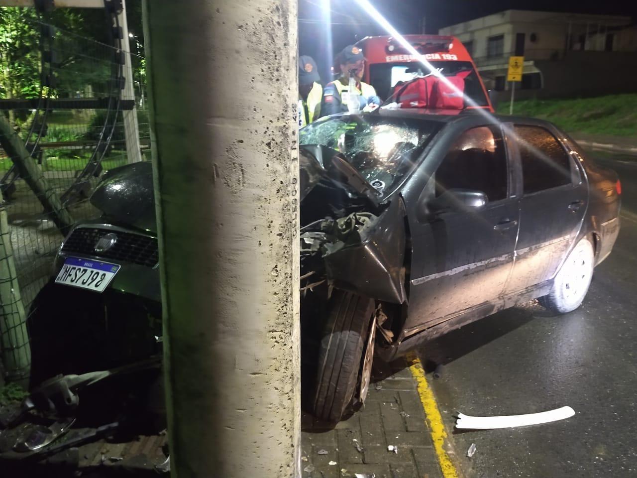 Veículo bate em poste e motorista foge do local