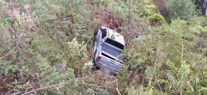 Veículo cai em ribanceira após saída de pista na SC-350