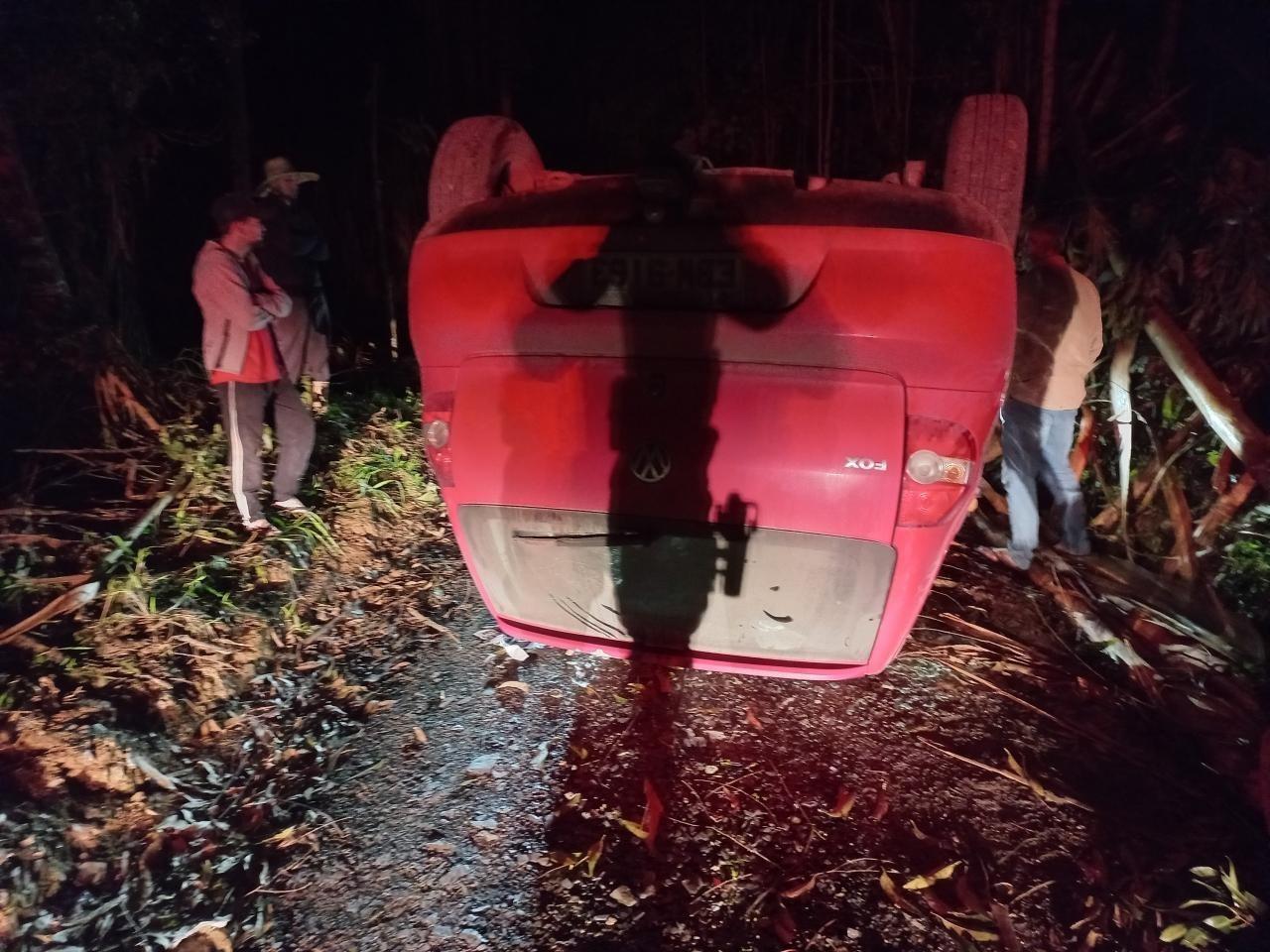 Veículo capota após colidir com eucalipto caído na estrada