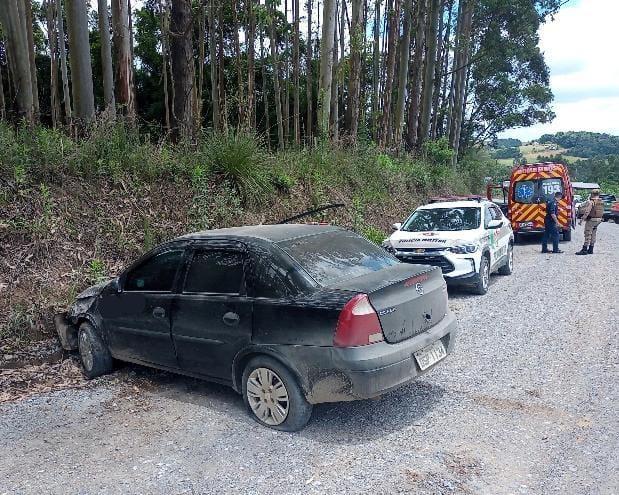 Veículo capota e colide em barranco em Imbuia