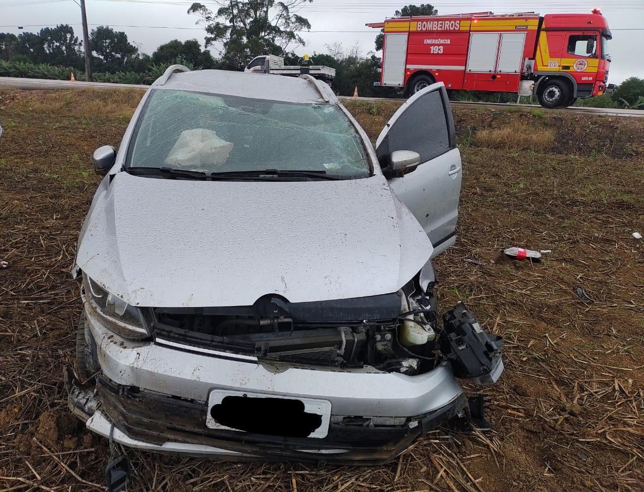 Veículo capota e condutor fica ferido em Bela Vista Ituporanga