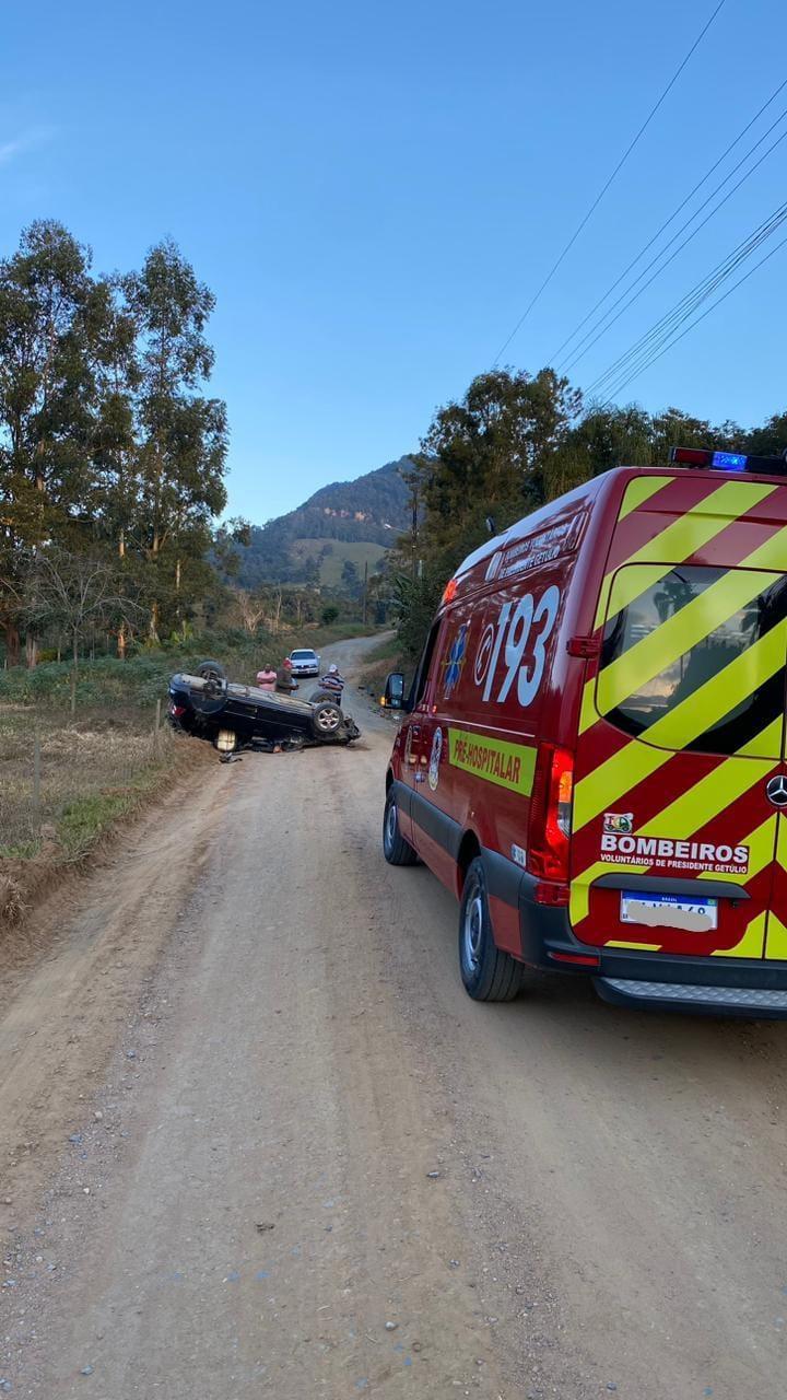 Veículo capota e deixa adolescentes feridos