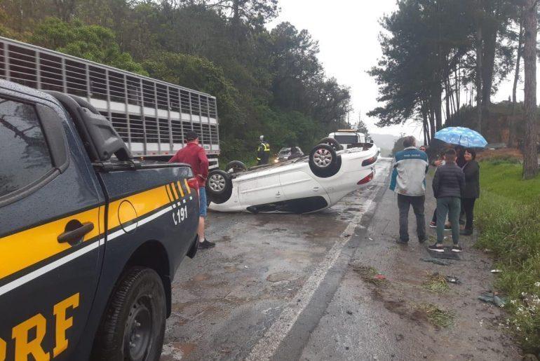 Veículo capota e fica sob a via na BR-470 no Alto Vale