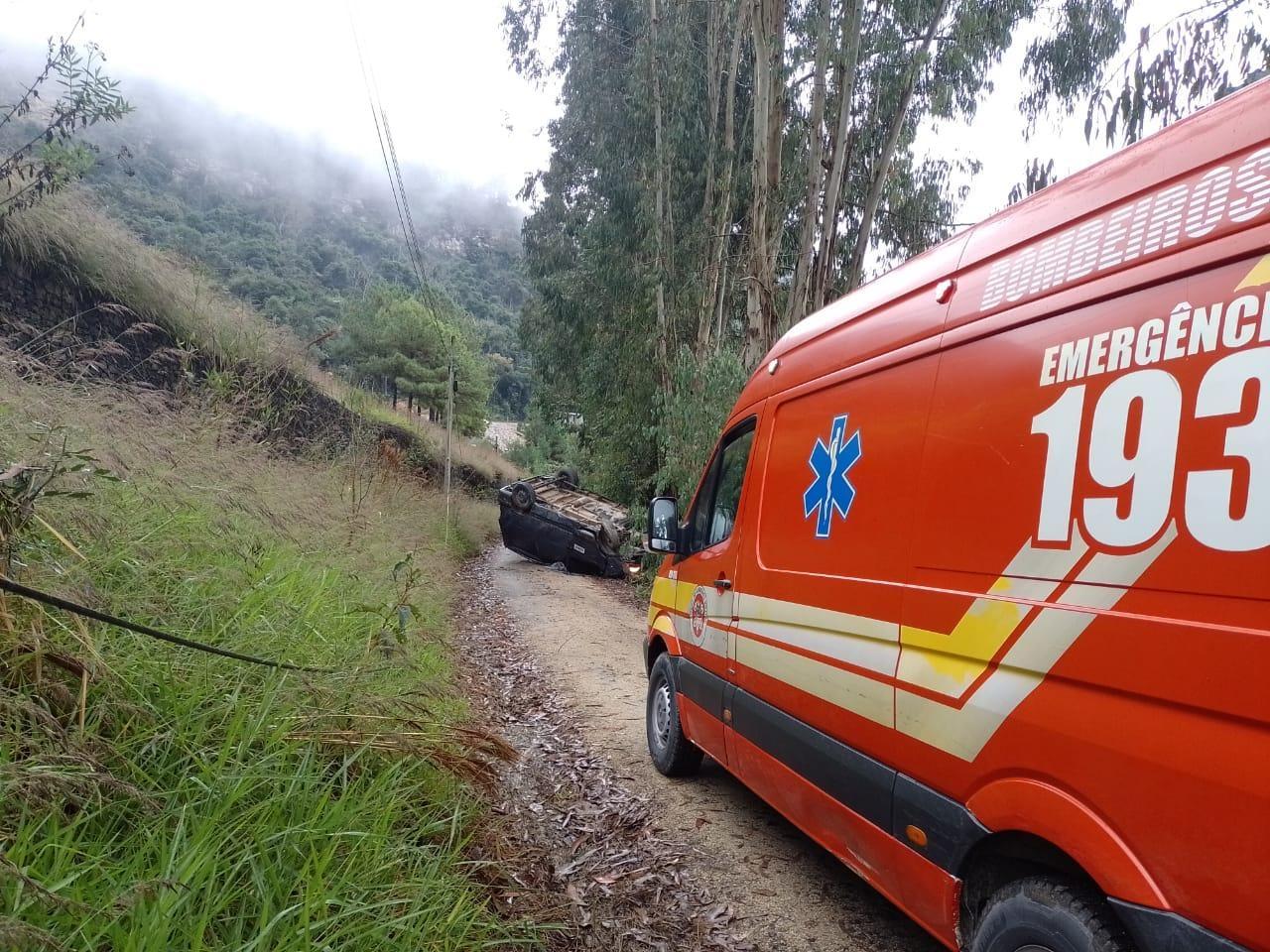 Veículo capota em Alfredo Wagner e duas pessoas ficam feridas 