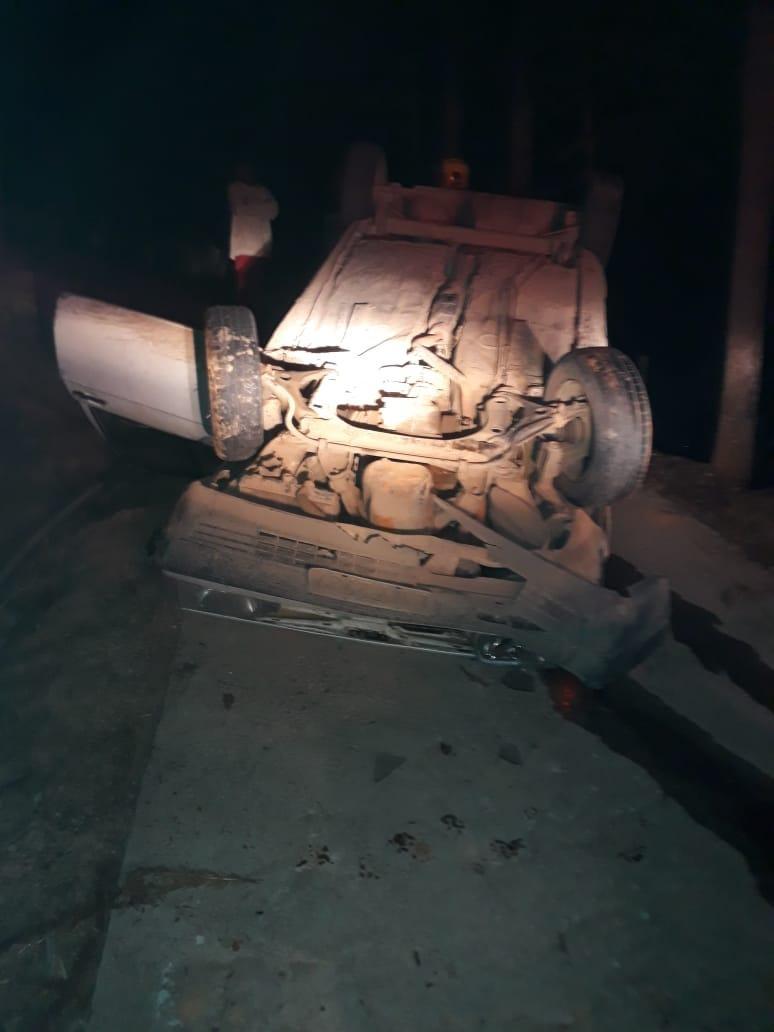 Veículo capota em Aurora e motorista é levado ao HBJ