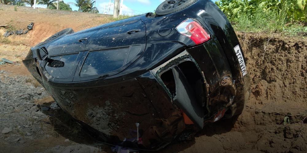Veículo capota na SC-110 em Rio Antinhas Petrolândia