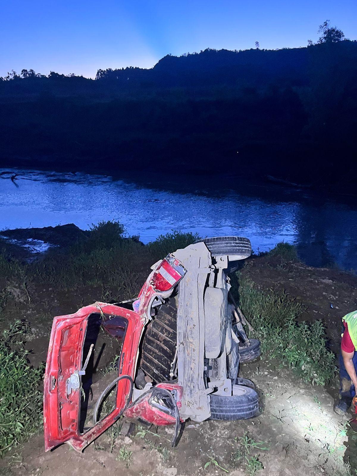Veículo capota na SC-350 e vai parar as margens do rio