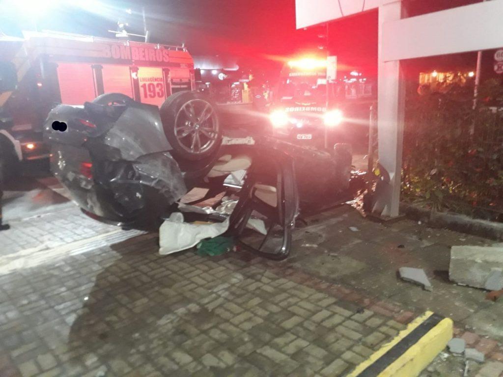 Veículo capota durante a madrugada no centro de Rio do Sul