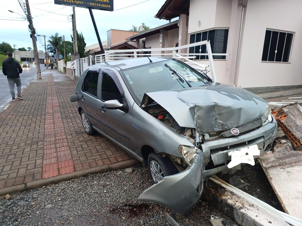 Veículo colide em poste e muro em Ituporanga