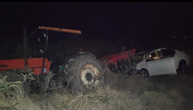 Veículo colide em trator e motorista de carro fica ferida