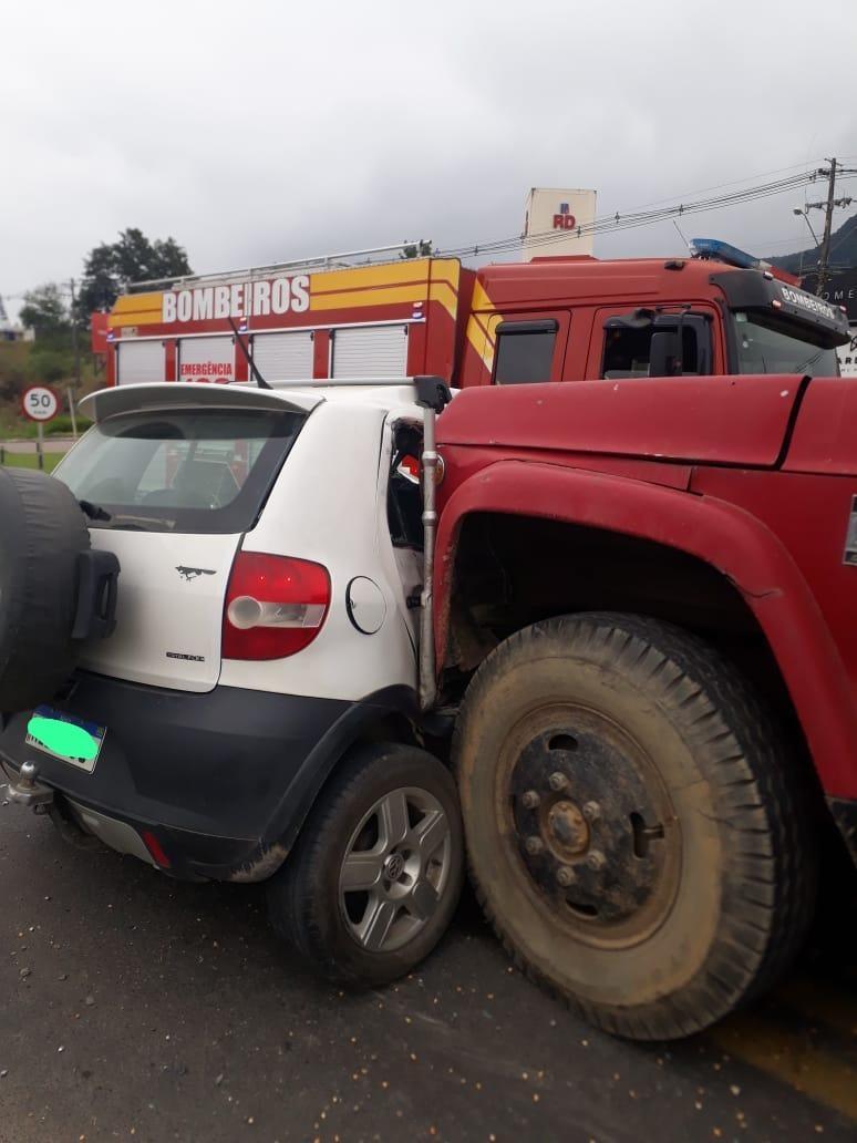  Veículo corta a frente de caminhão e é arrastado na BR-470