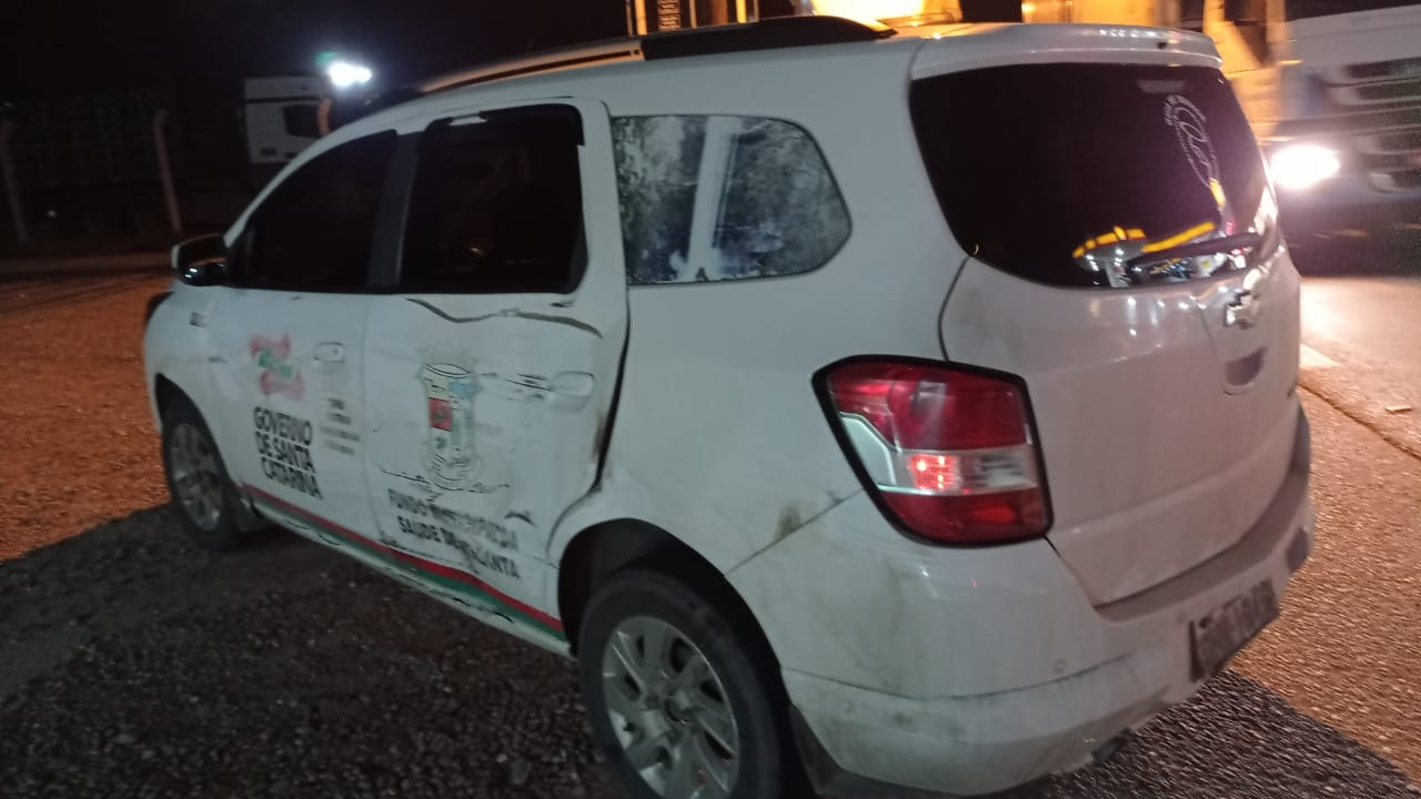 Veículo da saúde de Atalanta se envolve em acidente na BR - 470