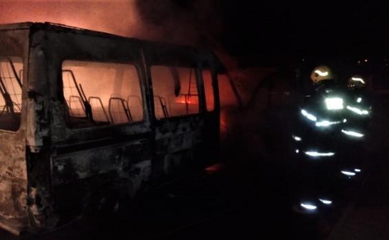 Veículo Ducato pega fogo e Bombeiros utilizam 1.500 litros de água para conter as chamas