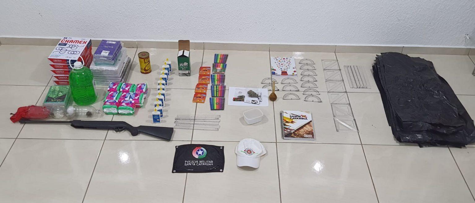 Veículo é abordado em Aurora com arma, pássaros silvestres e material escolar