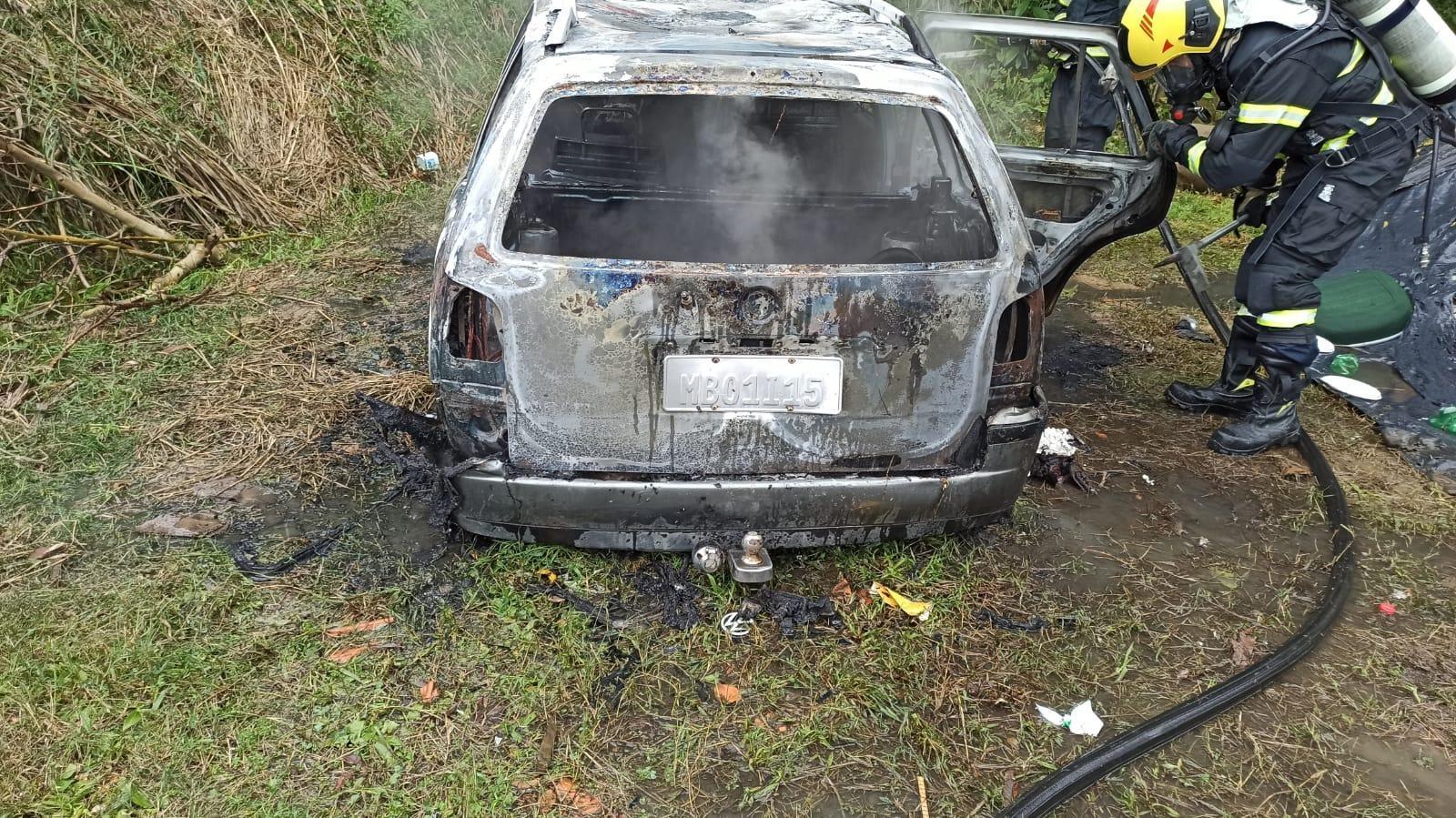 Veículo é totalmente consumido pelo fogo em Rio do Sul