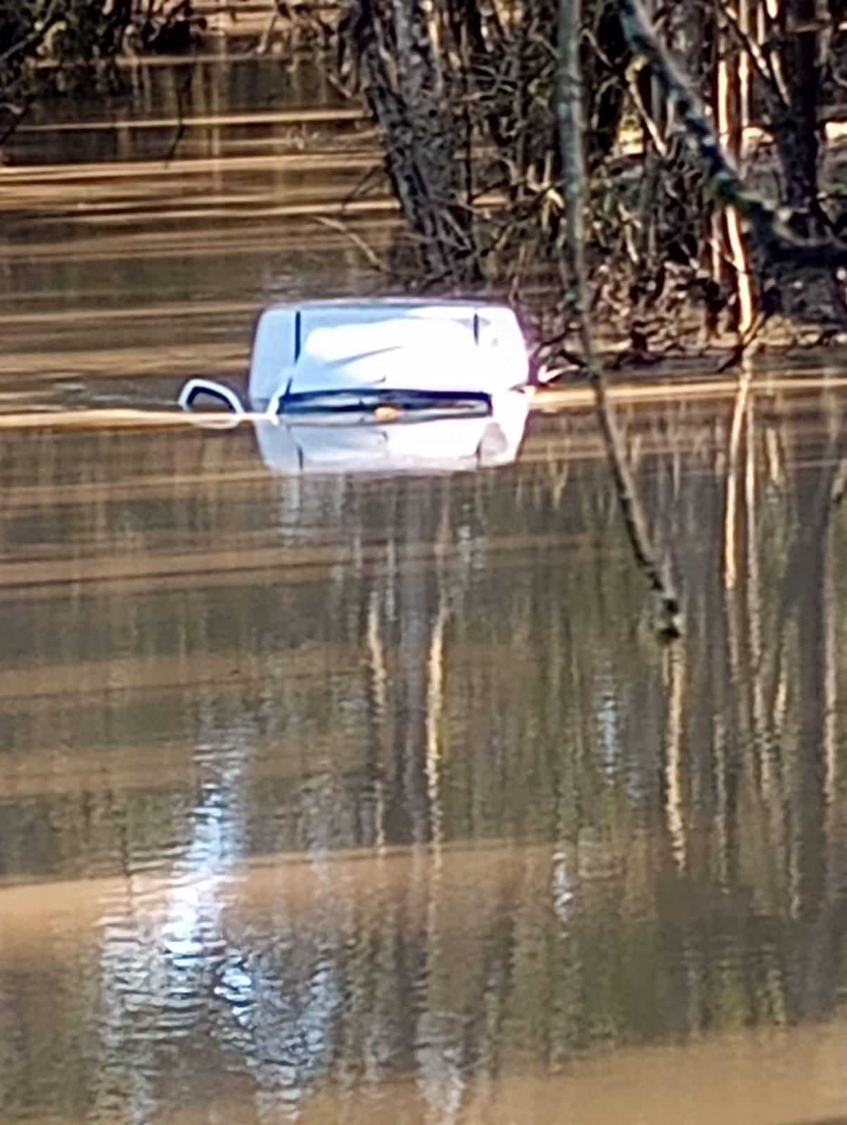 Veículo é encontrado submerso em rio de Vidal Ramos  