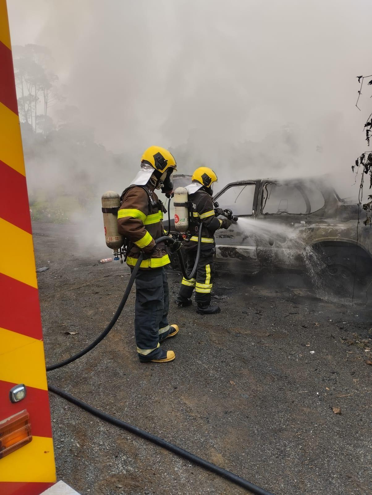Veículo fica destruído após pegar fogo 