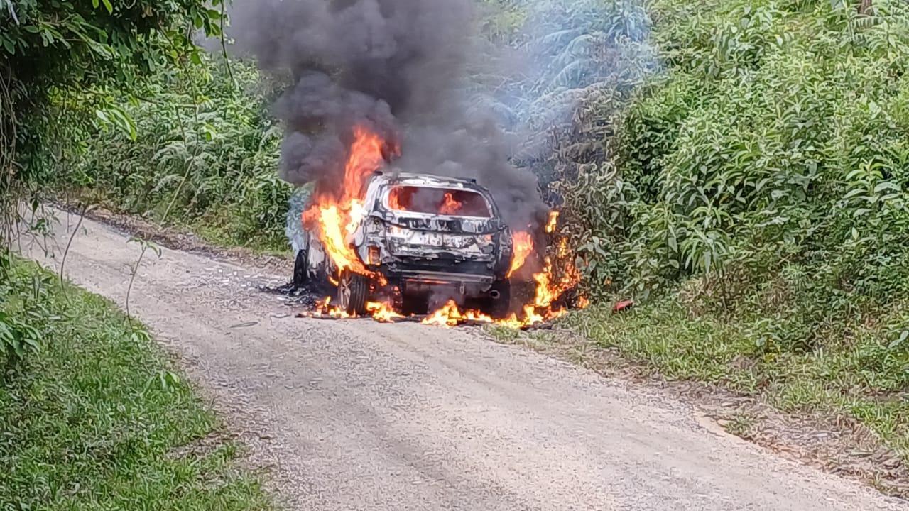Veículo fica destruído após pegar fogo em Alfredo Wagner 