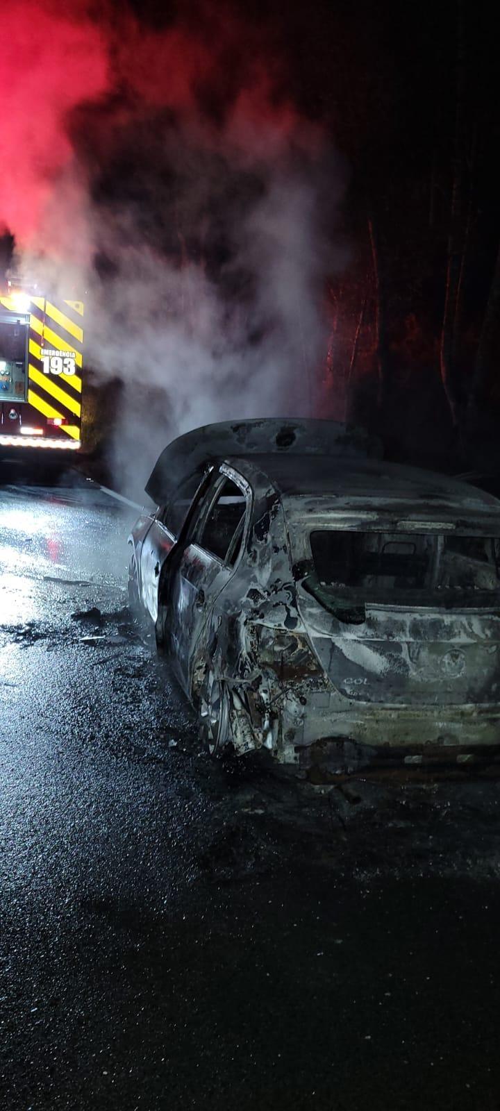 Veículo fica destruído após pegar fogo em Leoberto Leal