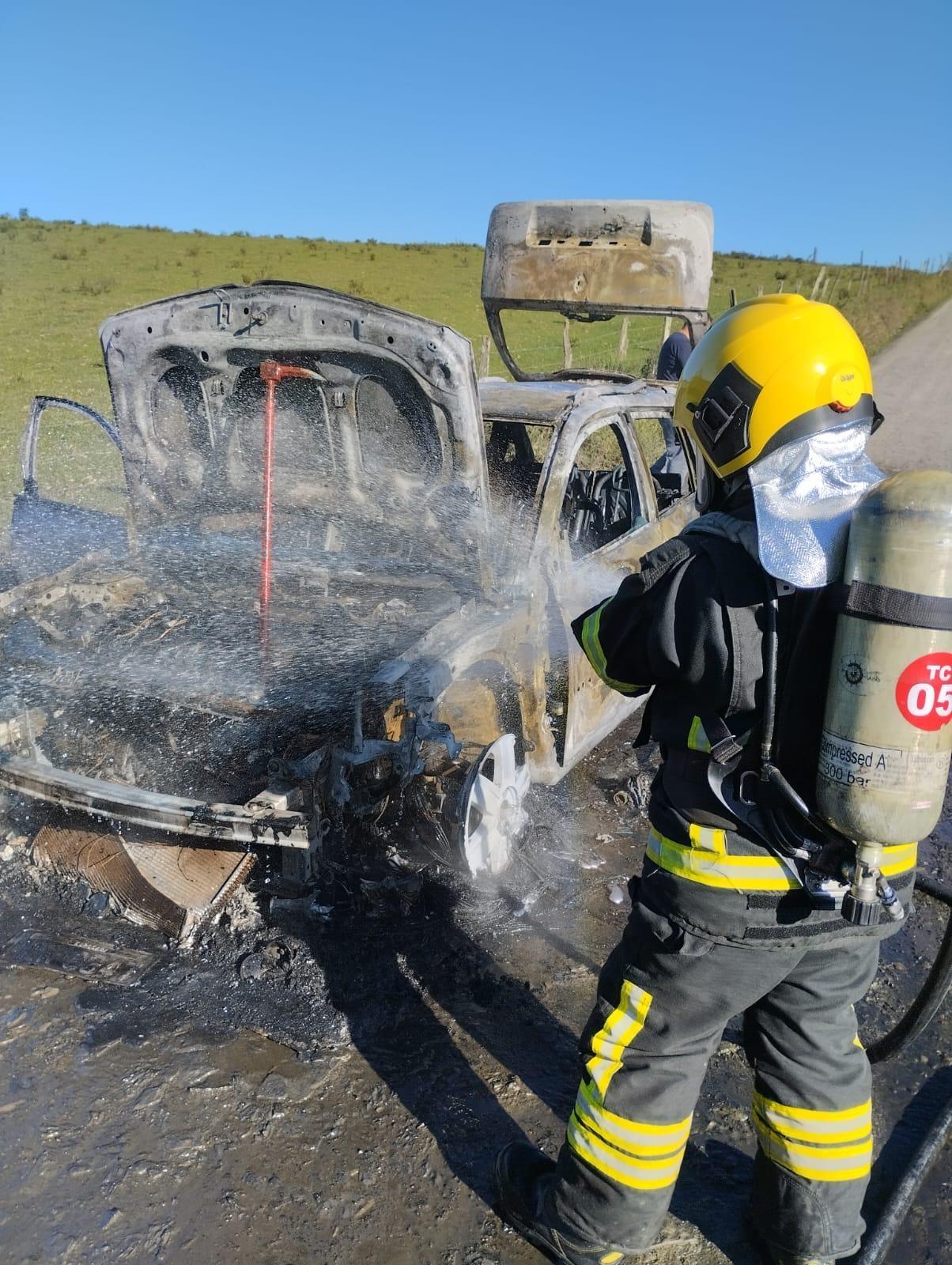 Veículo pega fogo e fica destruído 