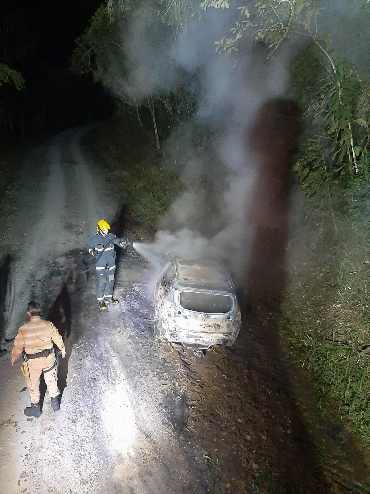 Veículo pega fogo e fica destruído em Chapadão do Lageado 