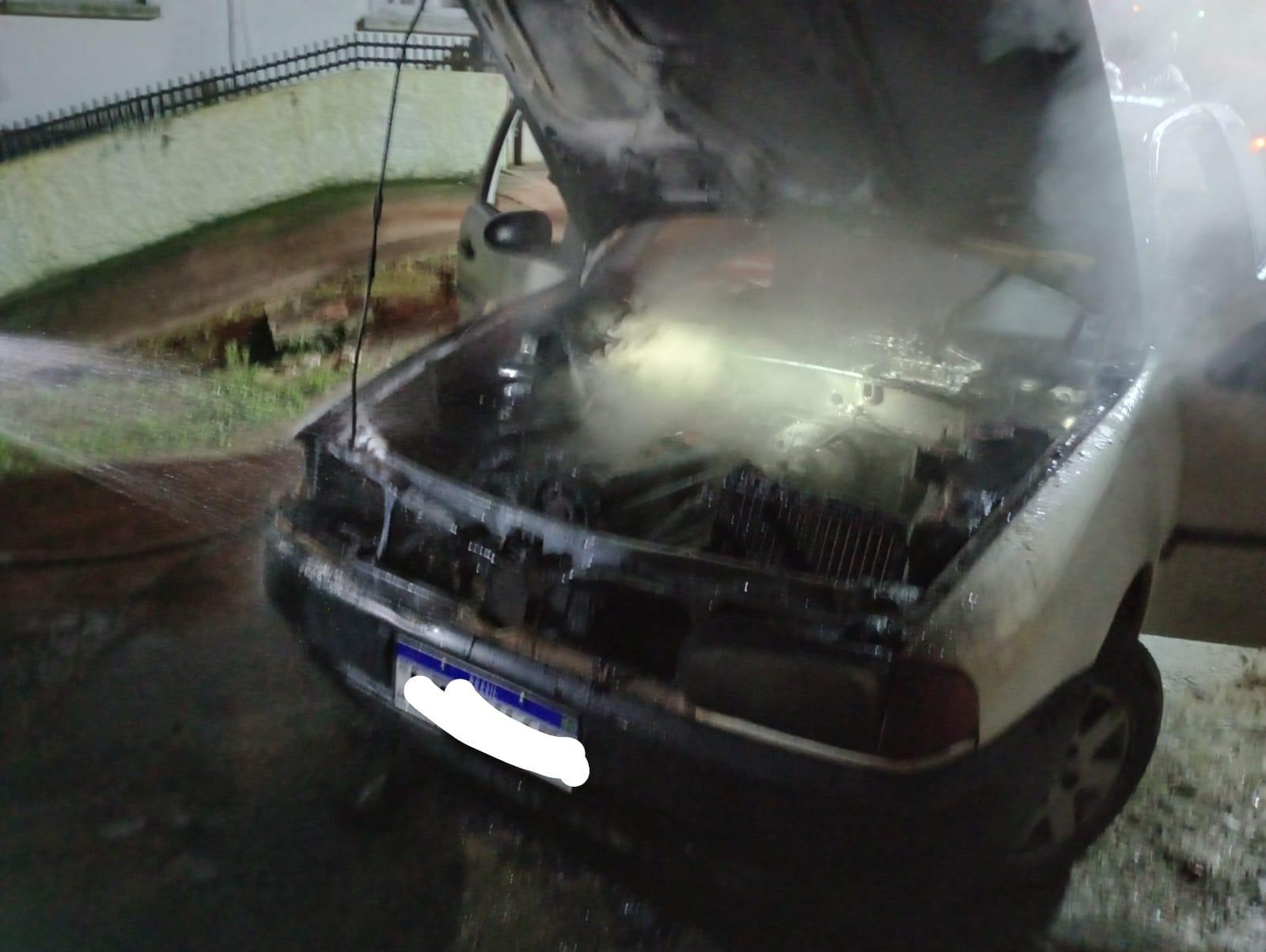  Veículo pega fogo no centro de Ituporanga 