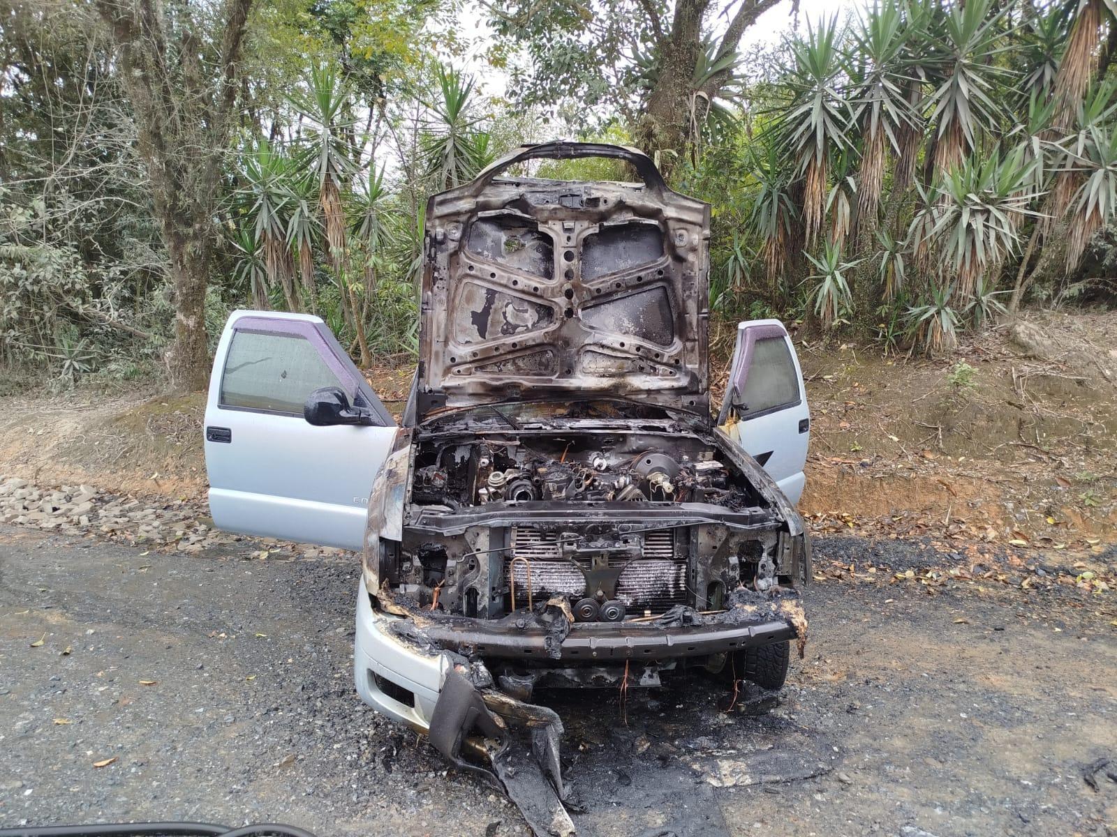 Incêndio atinge carro no interior de Ituporanga