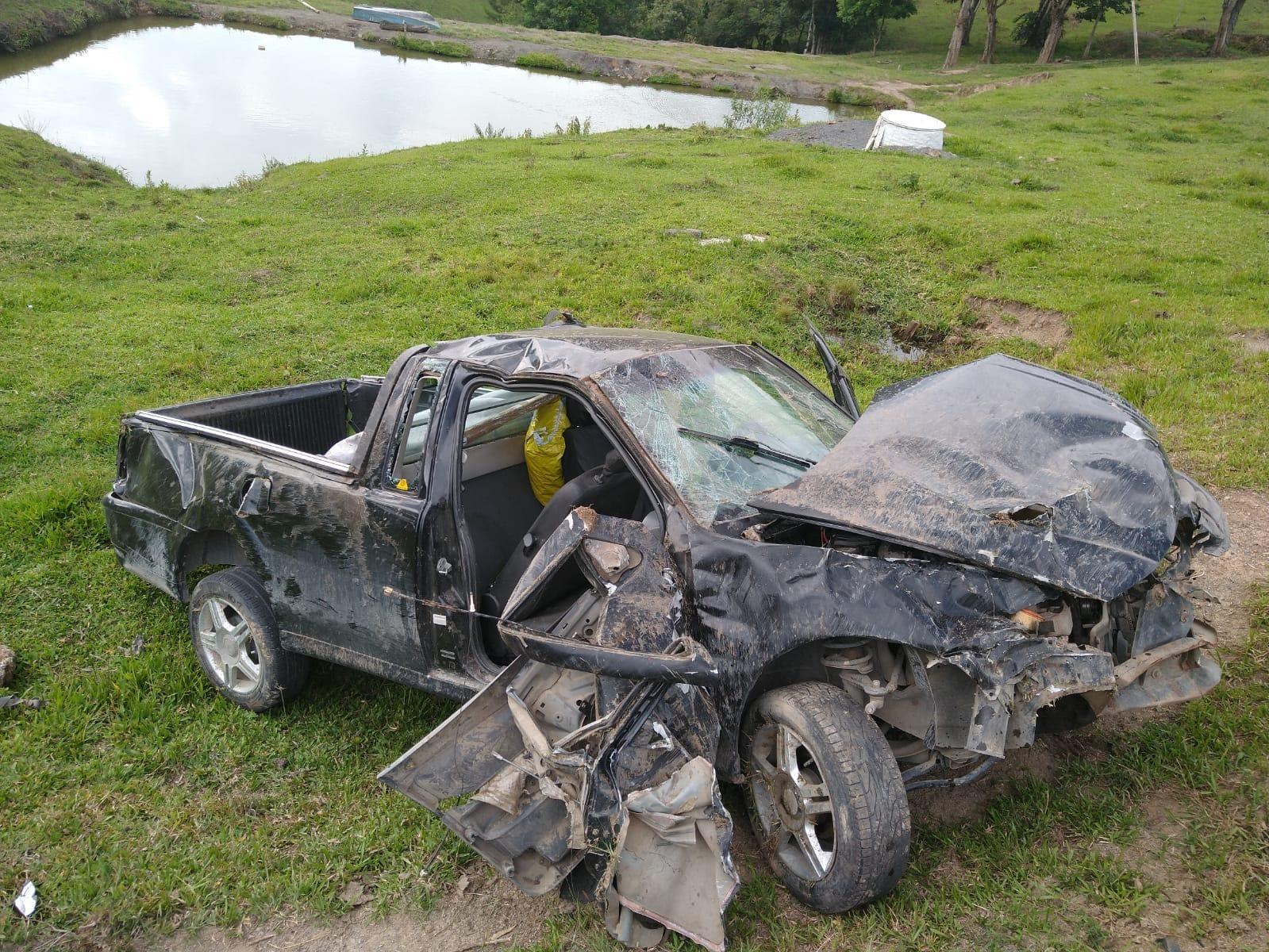 Veículo sai da pista e capota na SC-110 em Petrolândia