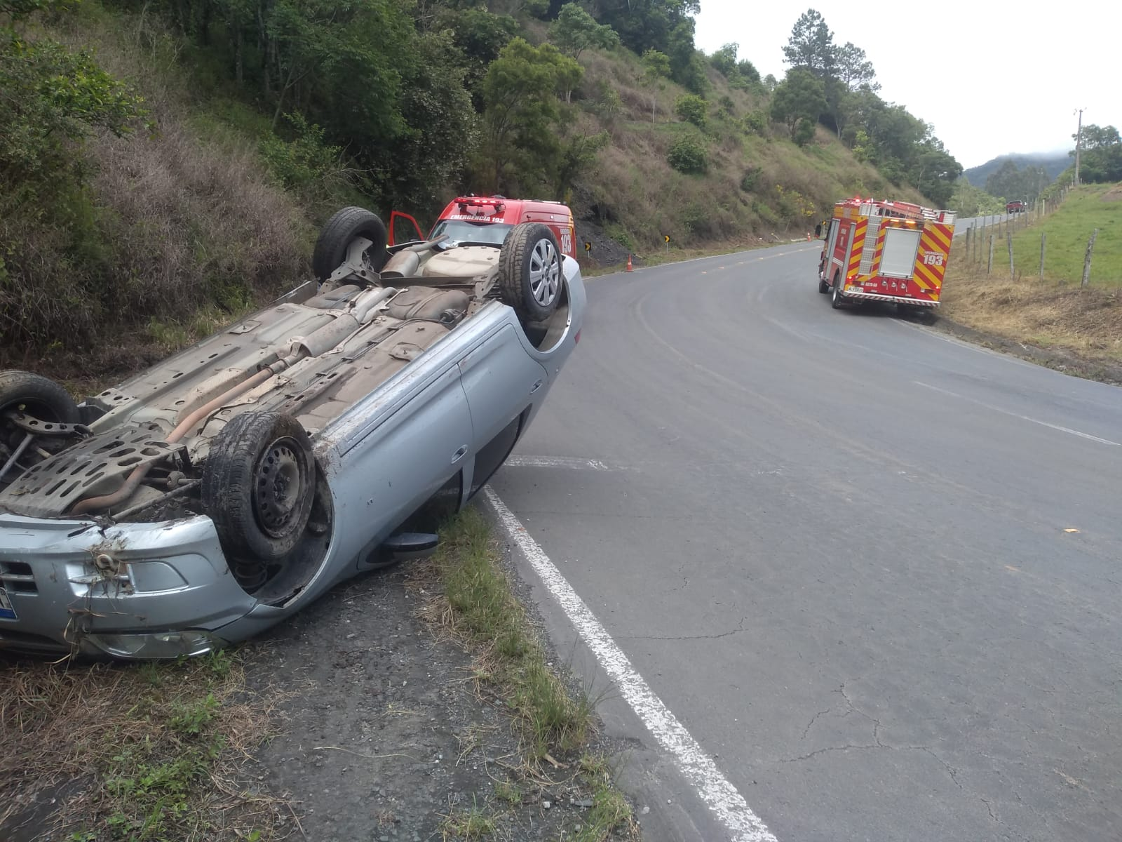 Veículo sai da pista e capota na SC-350 na curva da Jararaca