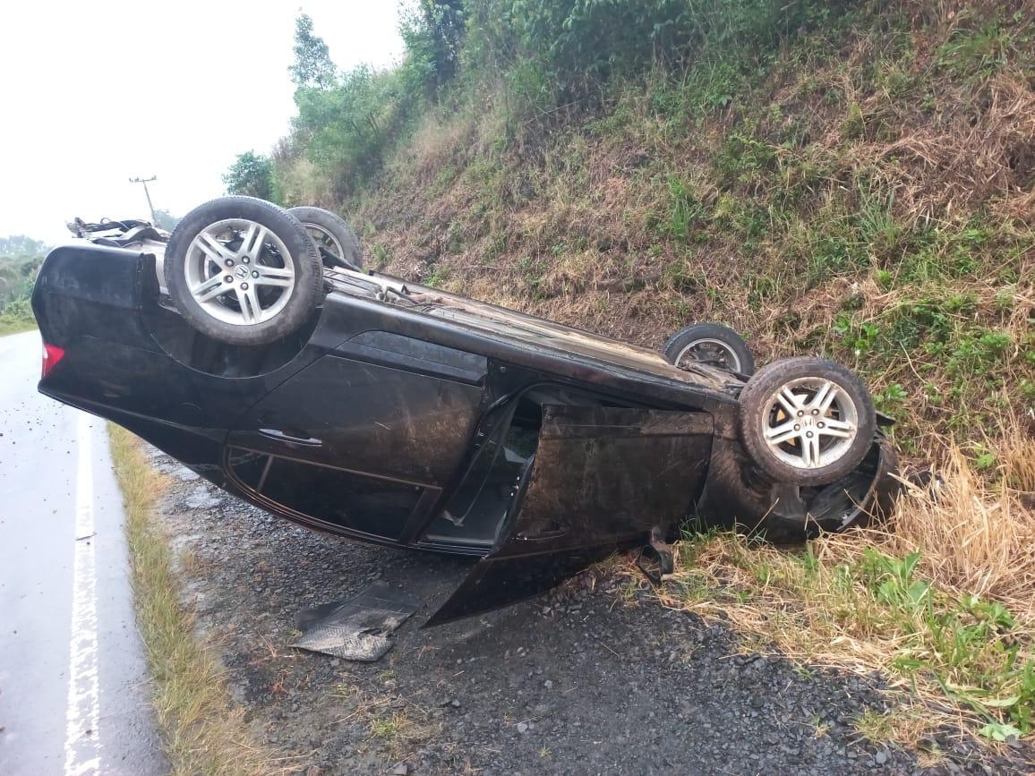 Veículo sai da pista e capota na SC-350 próximo a barragem de Ituporanga